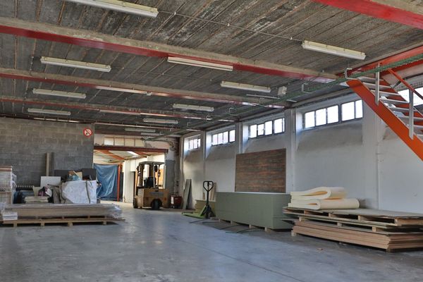 Bedrijfsgebouw
                            te koop in Lebbeke