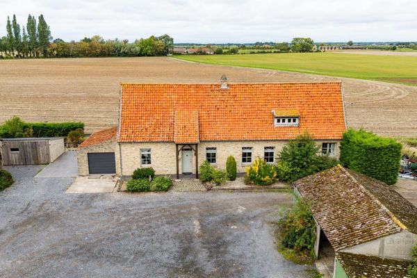 Hoeve
                            te koop in Veurne