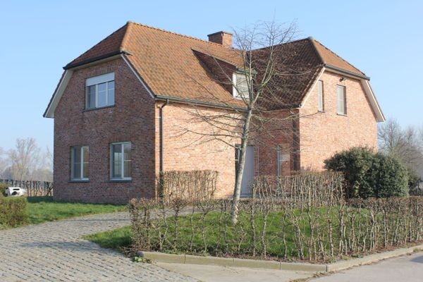 Hoeve
                            te koop in Moortsele