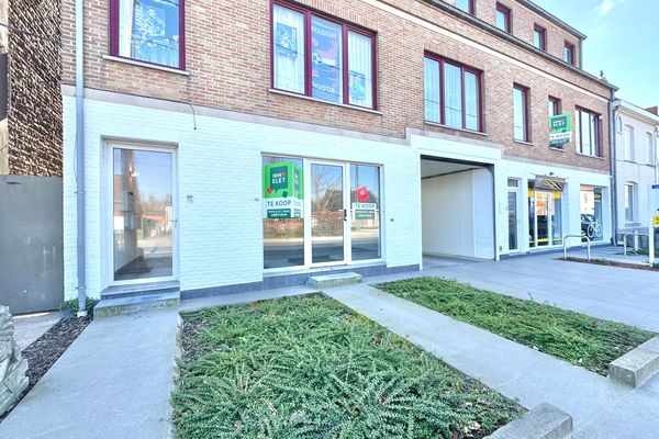 Handelsgelijkvloers
                            te koop in Oostrozebeke