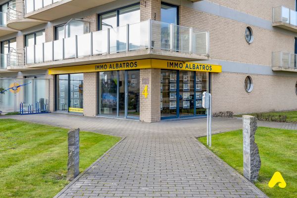 Handelsgelijkvloers
                                te huur in De Panne