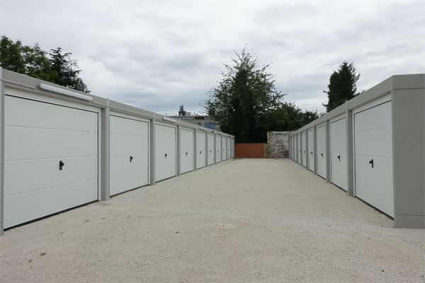 Garage
                                verhuurd in Halle