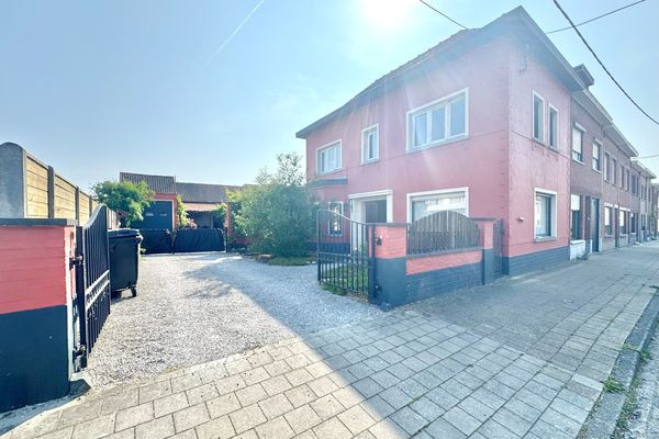 Magazijn met woonst
                            te koop in Harelbeke