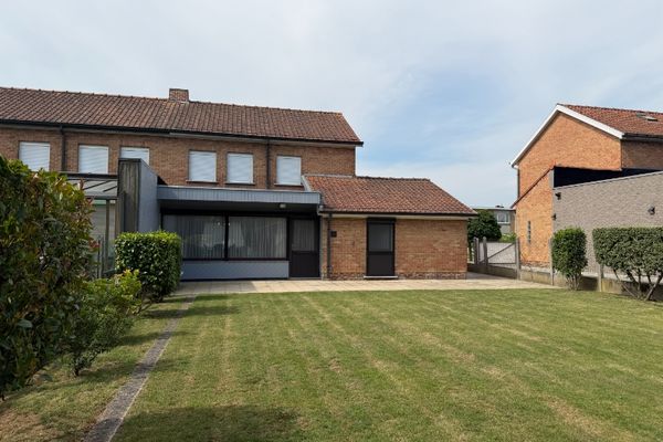 Driegevel woning
                            te koop in Harelbeke