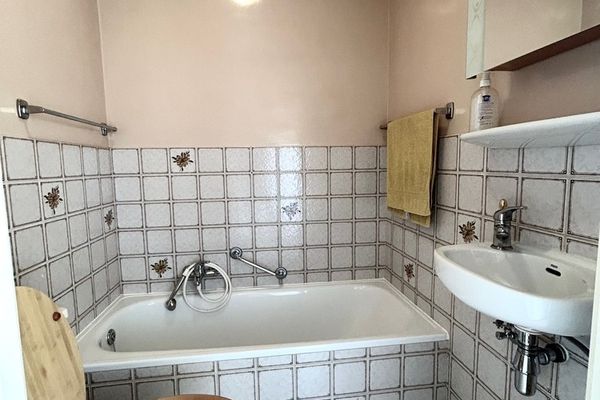 badkamer met ligbad en toilet