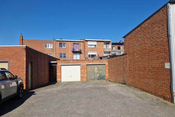 2 bijhorende garages