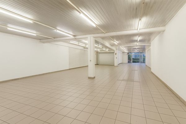 Handelsgelijkvloers
                                te huur in De Panne