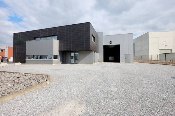 Magazijn met bureel
                            te huur in Sint-Truiden