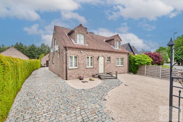 Woning met magazijn
                            te koop in Lommel