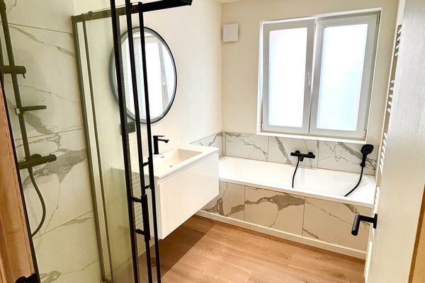 badkamer met bad en douche