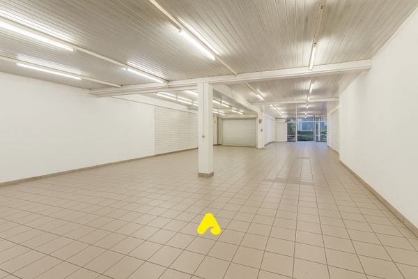 Handelsgelijkvloers
                                te huur in De Panne