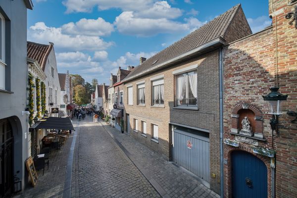 Handelspand met woonst
                                te koop in Brugge