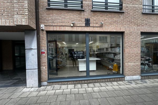 commercieel gelijkvloers
                            te huur in Lier