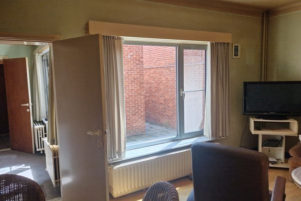 Doorgang van living naar nachthal en koer en tuintje