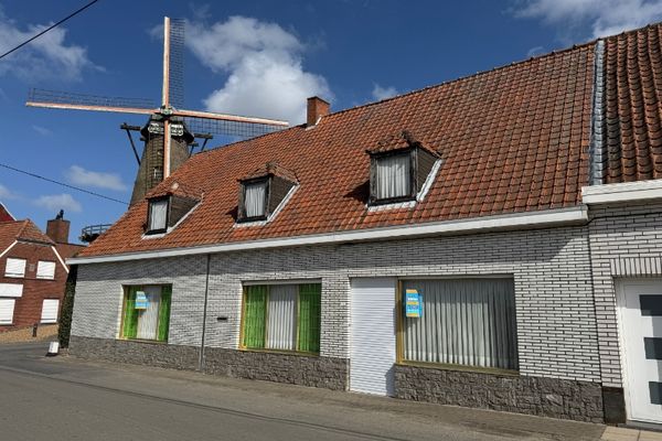 Driegevel woning
                            te koop in Hulste