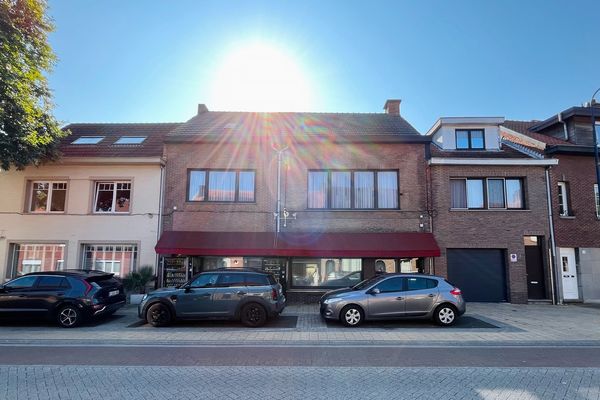 Handelspand met woonst
                            te koop in Kontich