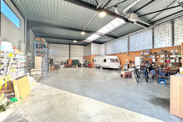 Magazijn met woonst
                            te koop in Beveren-Leie