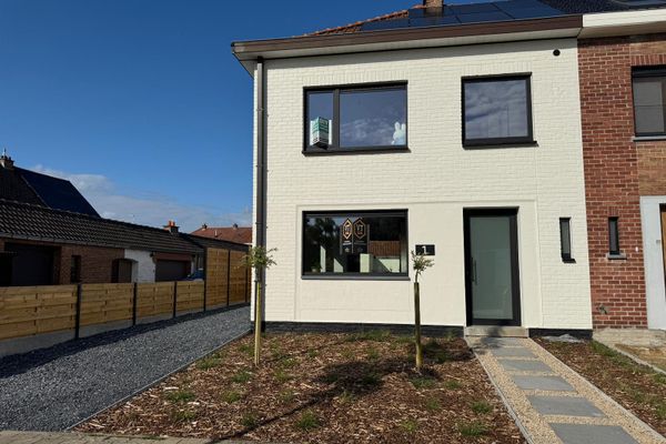 Driegevel woning
                            te koop in Stasegem