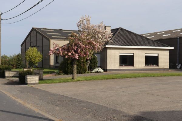 Hoeve
                            te koop in Heestert