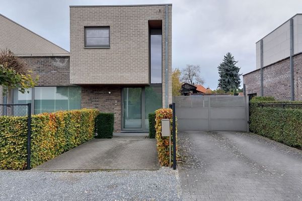 Hoekwoning
                                verhuurd in Genk