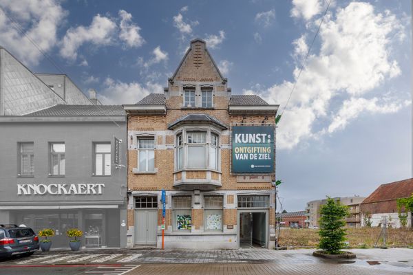 Herenhuis met kunstgalerij
                            te koop in Roeselare