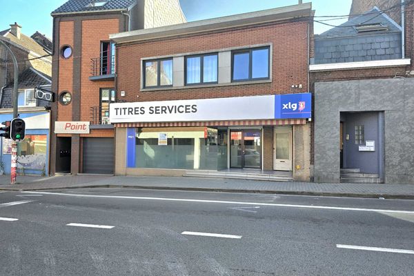 Commerce
                            a louer in Courcelles