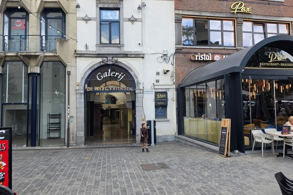 Ingang voetgangers naar ondergrondse parking.