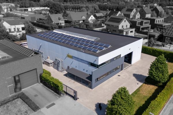 Magazijn met bureel
                            te koop in Zulte
