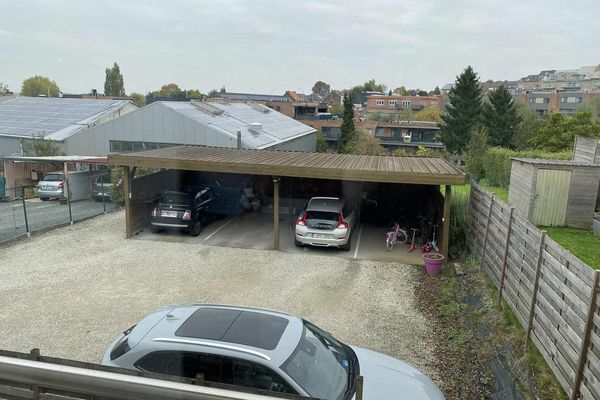 autostaanplaats en fietsenstalling